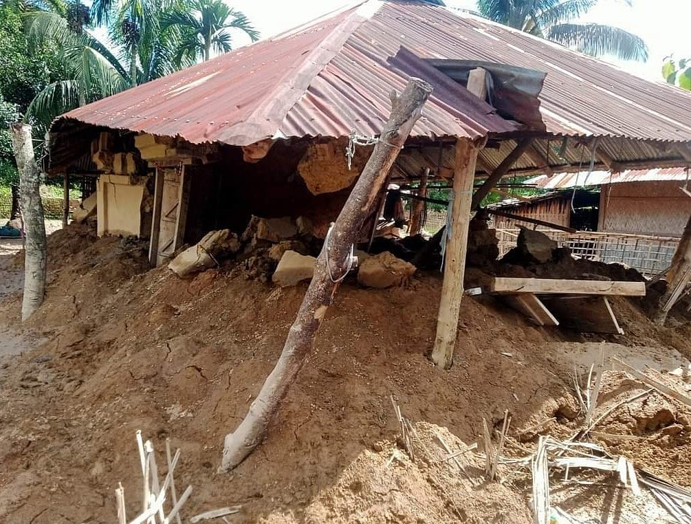বন্যায় ধসে পড়েছে মাটির ঘর। ছবিটি খাগড়াছড়ির ফুটবিল এলাকা থেকে আজ সকালে তোলা